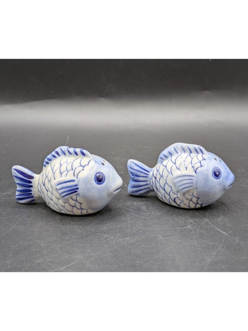 Vtg Ceramic Fish Salt and Pepper Shaker Set Hand Painted Blue White Thailand 3.5